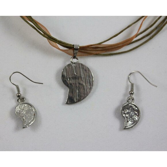 Enameled Fossil Shell Style Pendant 17in Necklace & Earrings Set - Picture 3 of 4